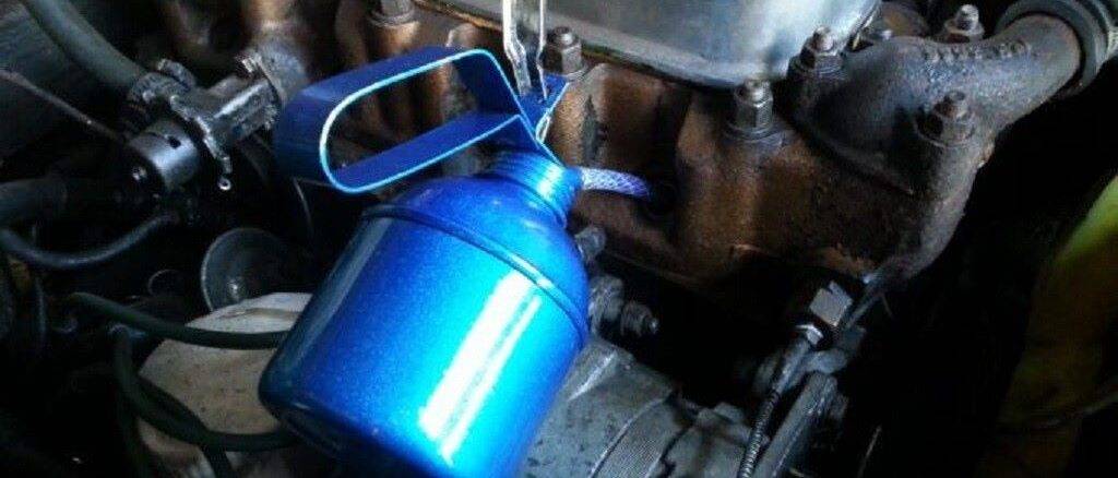 Squirting Oil in Engine Cylinder